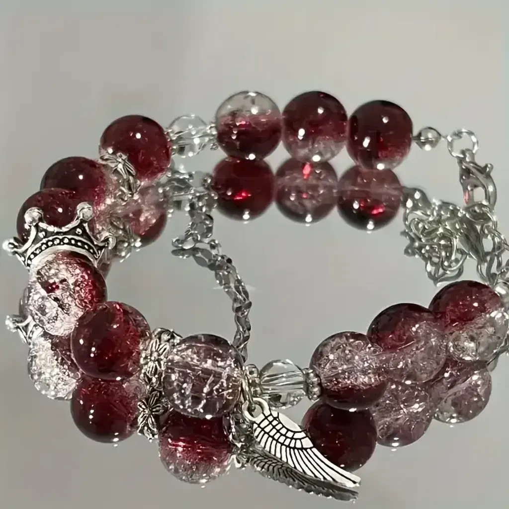 Глибокий червоний браслет зі скляними намистинами та короною