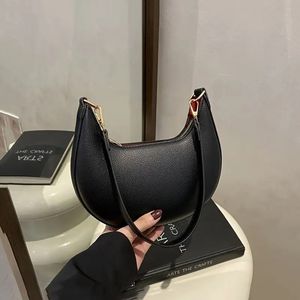 Розкішна жіноча сумка через плече у формі півмісяця з регульованою відстібною лямкою Чорна